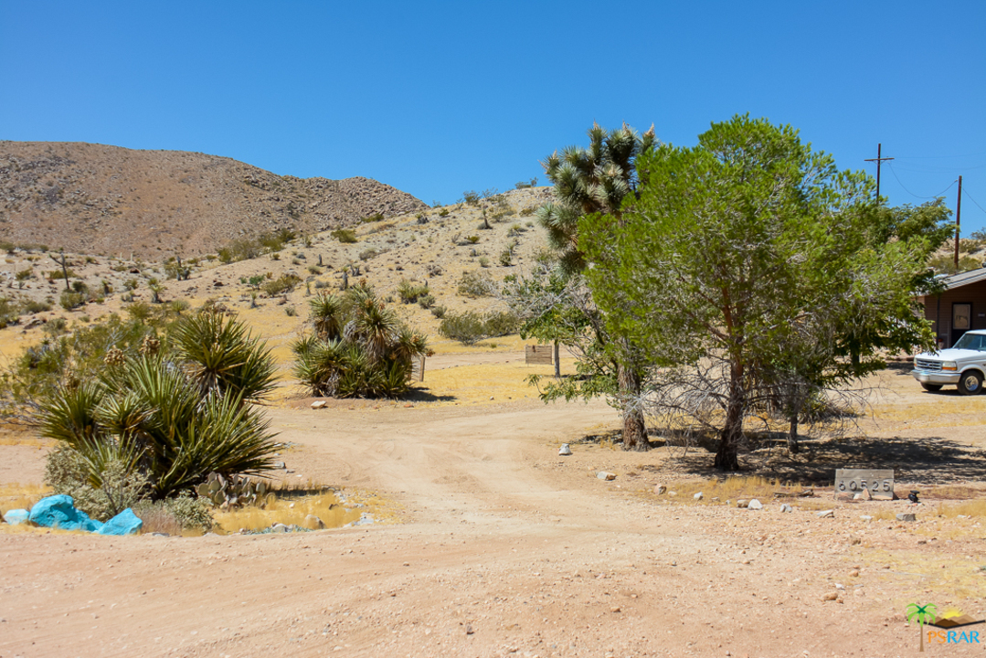 60525 Security Drive Joshua Tree, CA 92252 - Photo 33 of 39 a view of a road with a building in the background