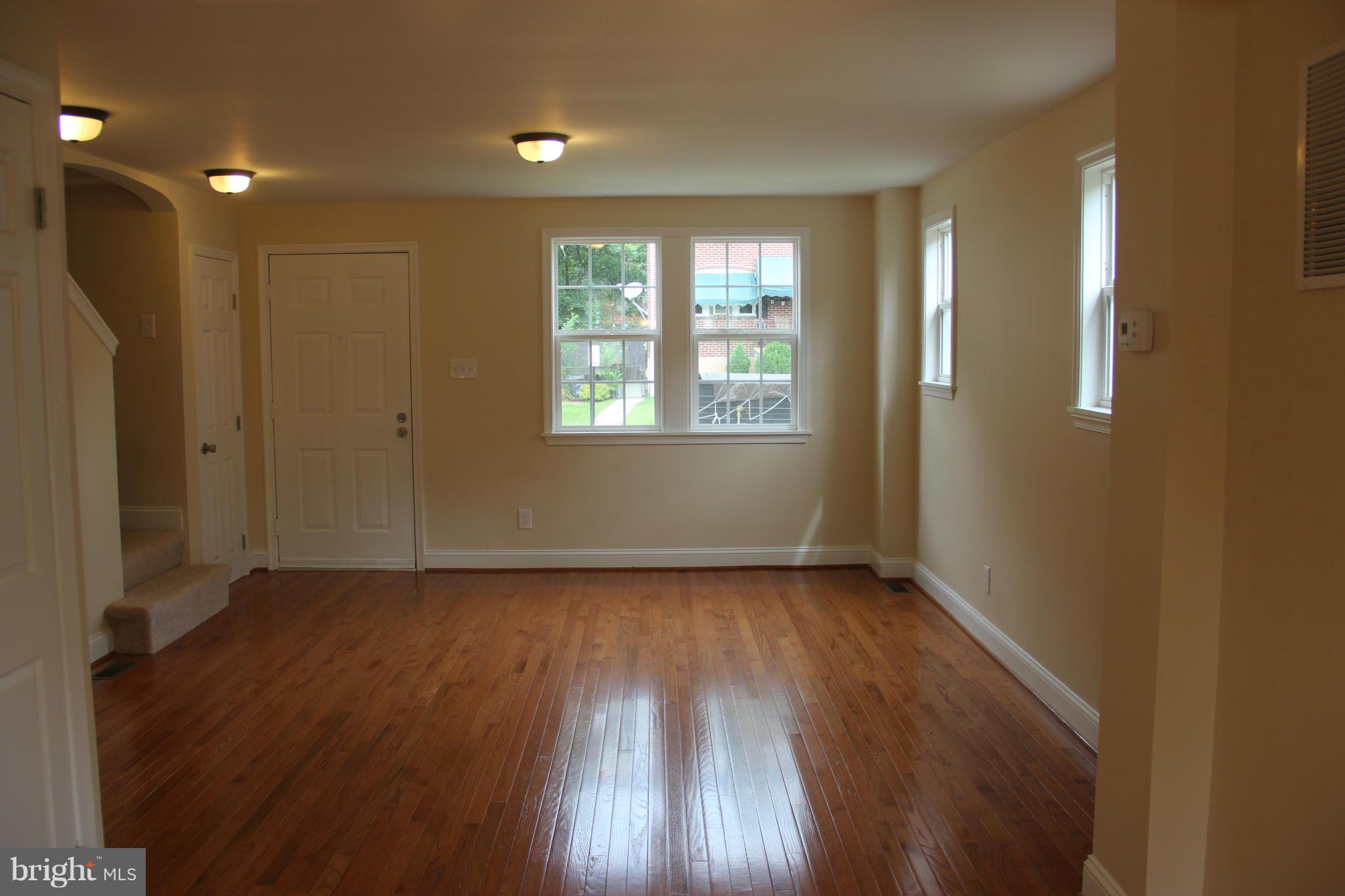 745 Charing Cross Road Baltimore, MD 21229 - Photo 6 of 12 Living Room