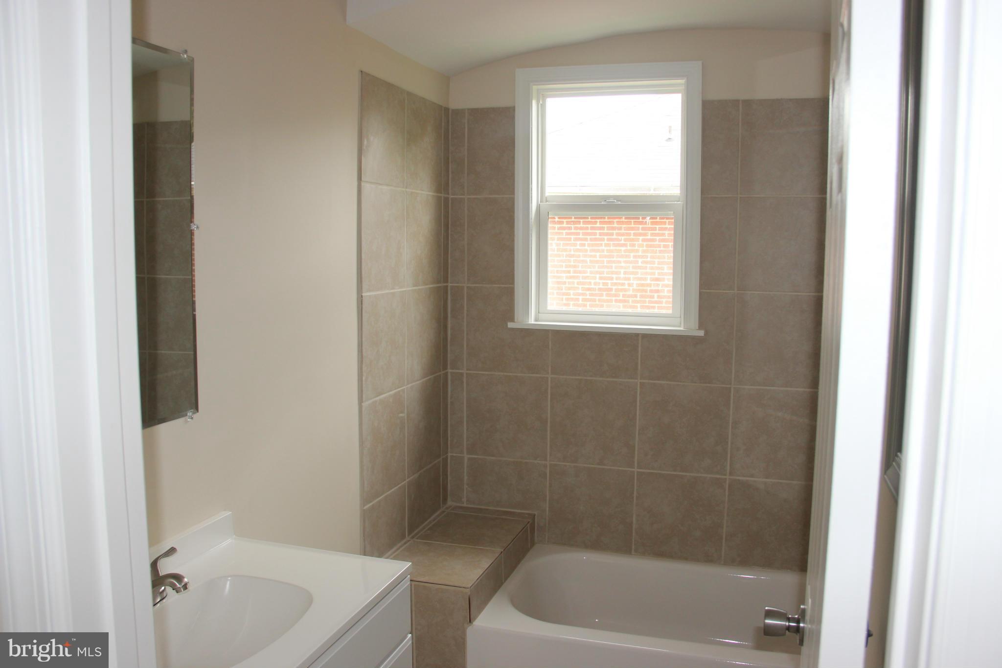 745 Charing Cross Road Baltimore, MD 21229 - Photo 10 of 12 Bath