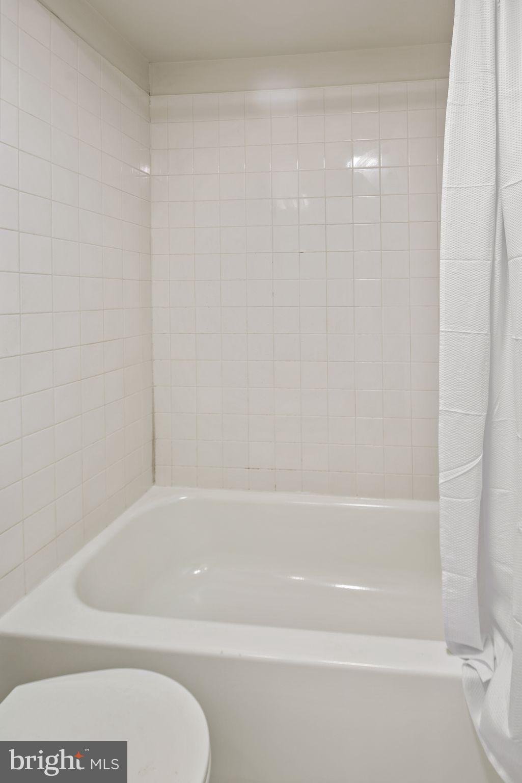 303 South 11th Street, Unit 9 Philadelphia, PA 19107 - Photo 19 of 36 a bathroom with a bathtub