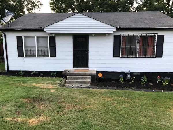 a front view of house with yard