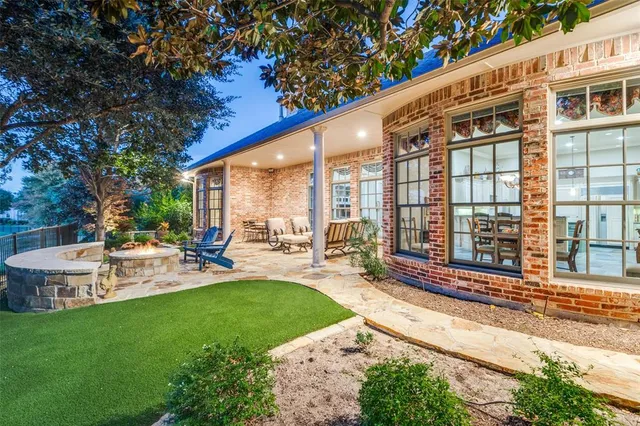 a view of a house with backyard and sitting area
