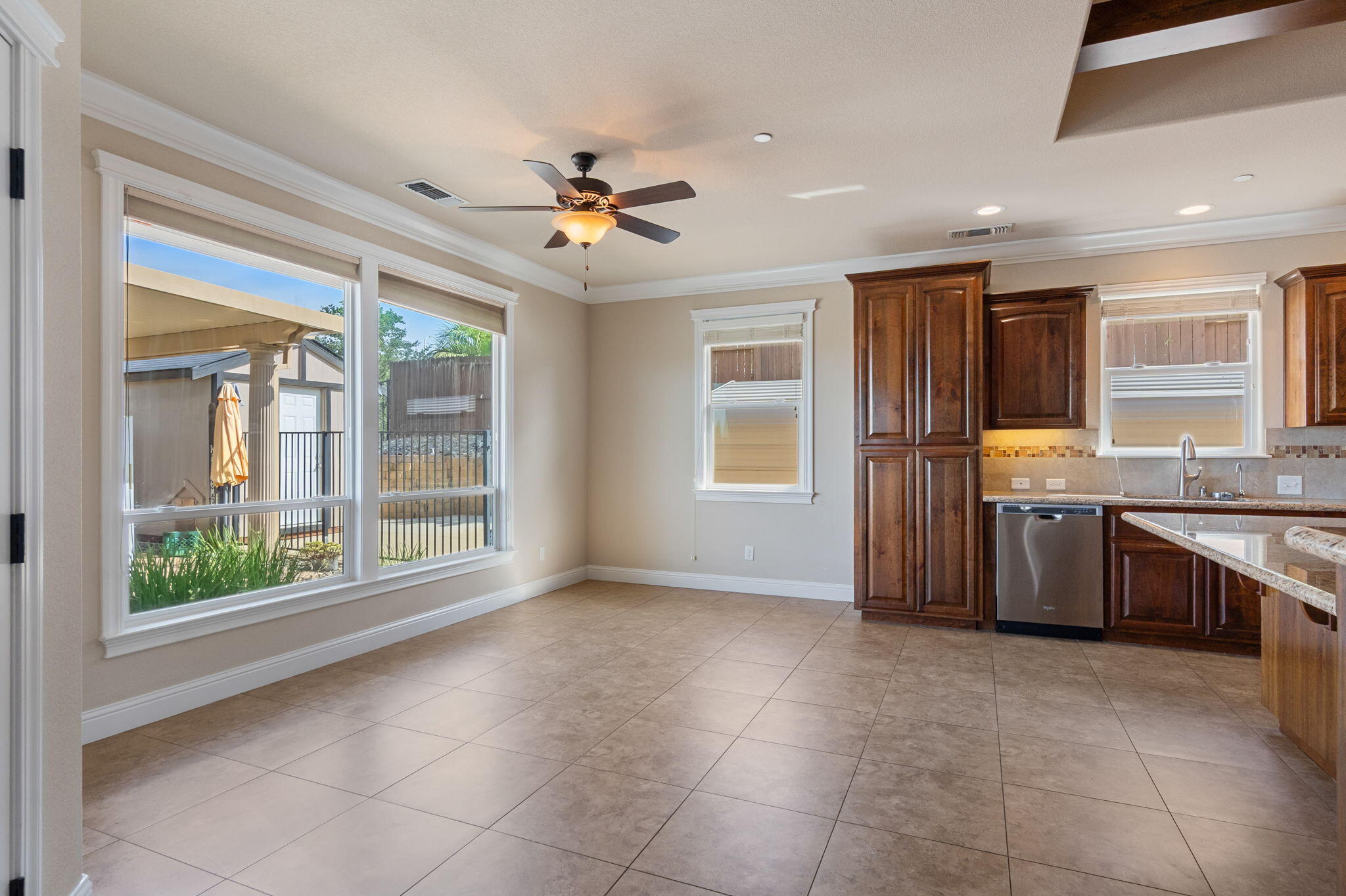 372 Stinson Loop Redding, CA 96003 - Photo 17 of 79 Dining Area