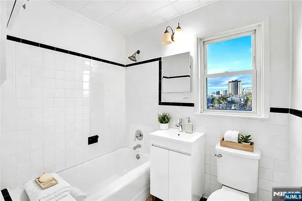 $2,500 | 1010 Ponsi Street, Unit 2, Fort Lee, NJ 07024