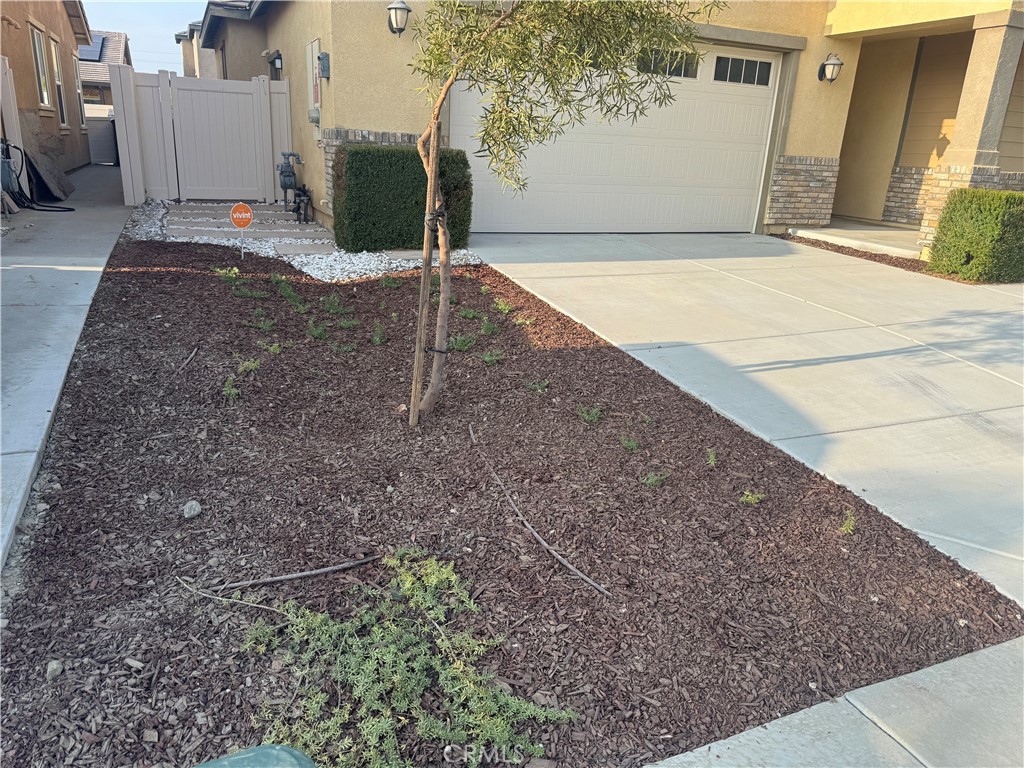 28582 Buttercup Way Moreno Valley, CA 92555 - Photo 43 of 55 a view of a backyard of the house