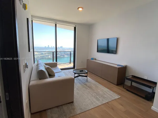 $4,500 | 398 Northeast 5th Street, Unit 2910, Miami, FL 33132
