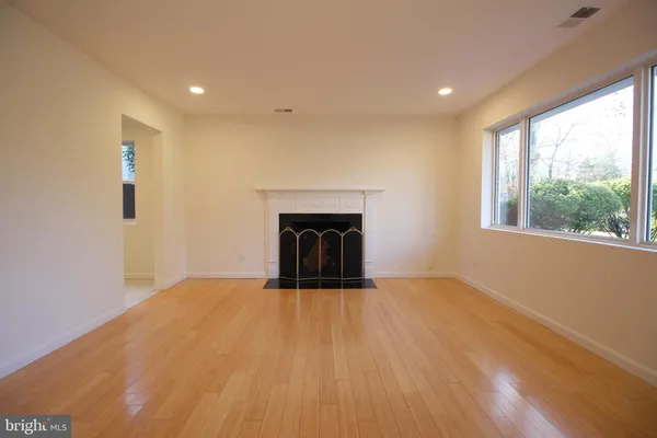 $3,495 | 2129 Grayson Place, Falls Church, VA 22043