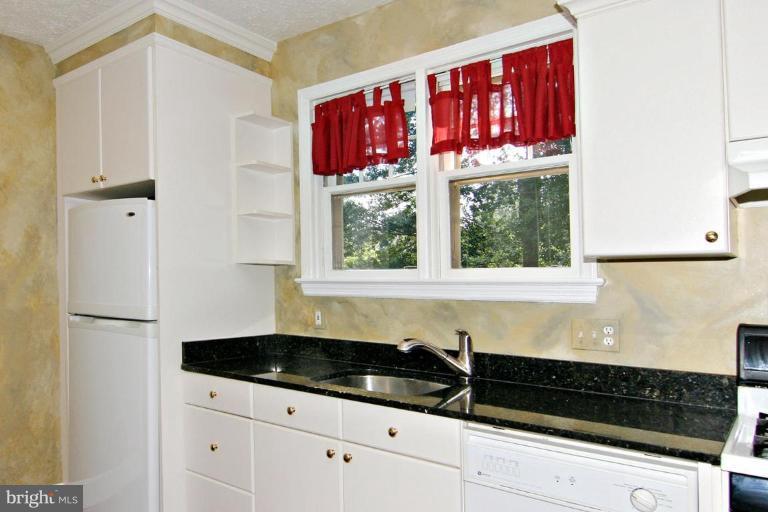 7010 Guilford Road Clarksville, MD 21029 - Photo 6 of 10 Newer Cabinets, Table Space and Granite counters