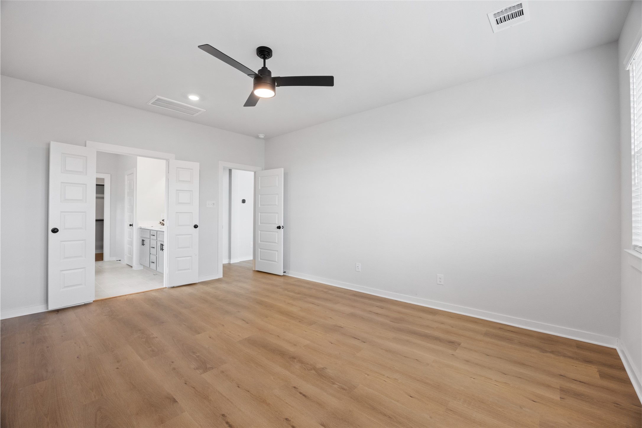 8322 Amethyst Valley Lane Angleton, TX 77515 - Photo 27 of 39 a view of a livingroom with a ceiling fan & a ceiling fan