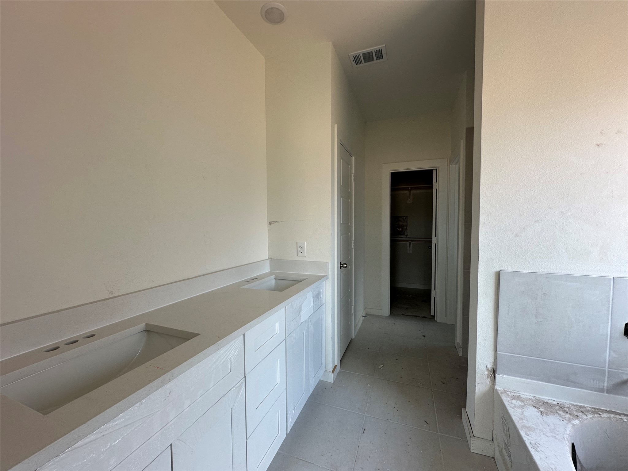 8322 Amethyst Valley Lane Angleton, TX 77515 - Photo 38 of 39 a view of a walk in closet