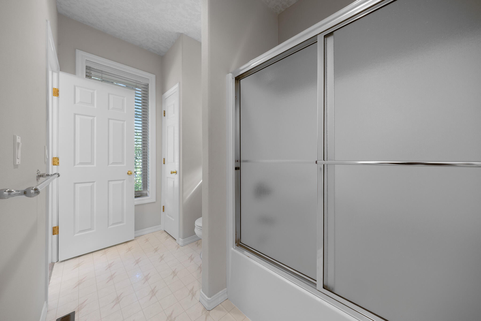 60799 Currant Way Bend, OR 97702 - Photo 17 of 27 Jack and Jill bathroom