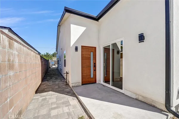 a view of a house with a backyard