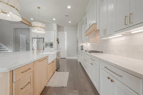 $975,000 | 30 Argosy Bend Place, Tomball, TX 77375