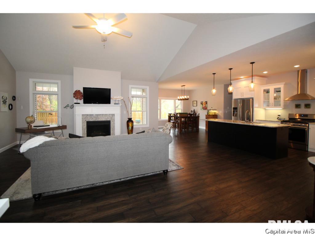1624 Hoechester Road Springfield, IL 62712 - Photo 3 of 35