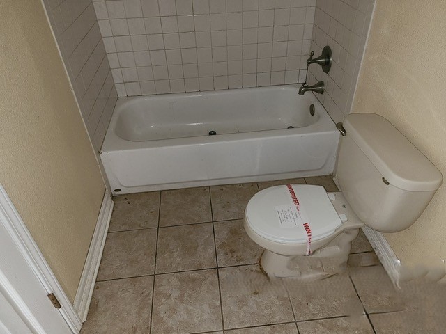 21788 Interstate 10 Vidor, TX 77662 - Photo 13 of 14 a bathroom with a toilet and a bathtub