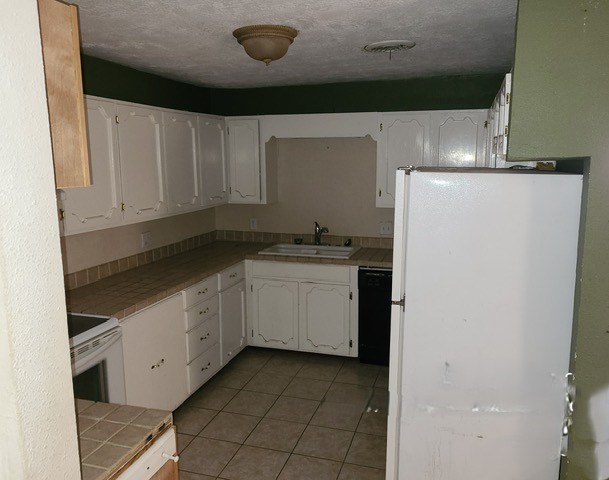 21788 Interstate 10 Vidor, TX 77662 - Photo 9 of 14 a kitchen with a sink and cabinets
