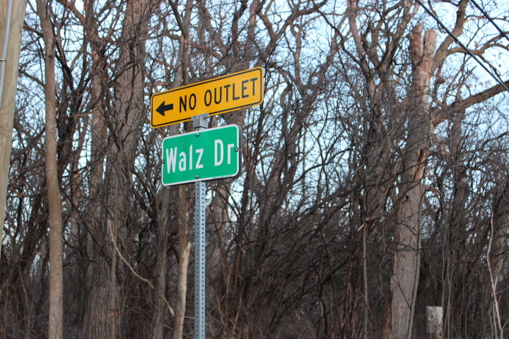 27-w020 Walz Way Wheaton, IL 60189 - Photo 7 of 9 a sign that is on a pole