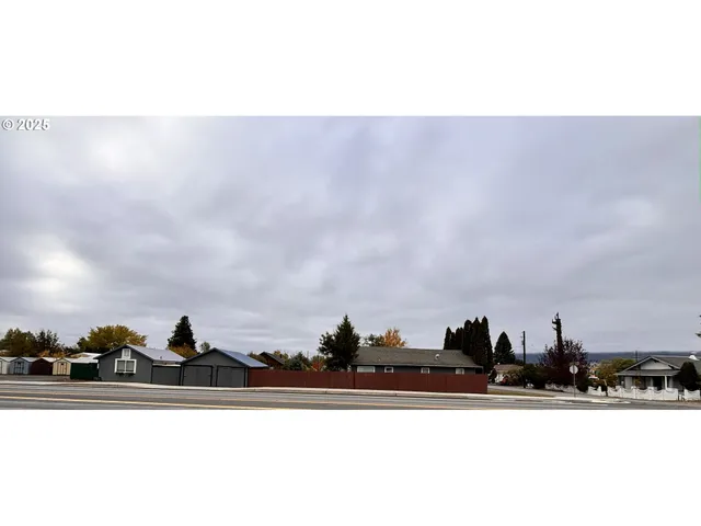 a black and white photo of a floor