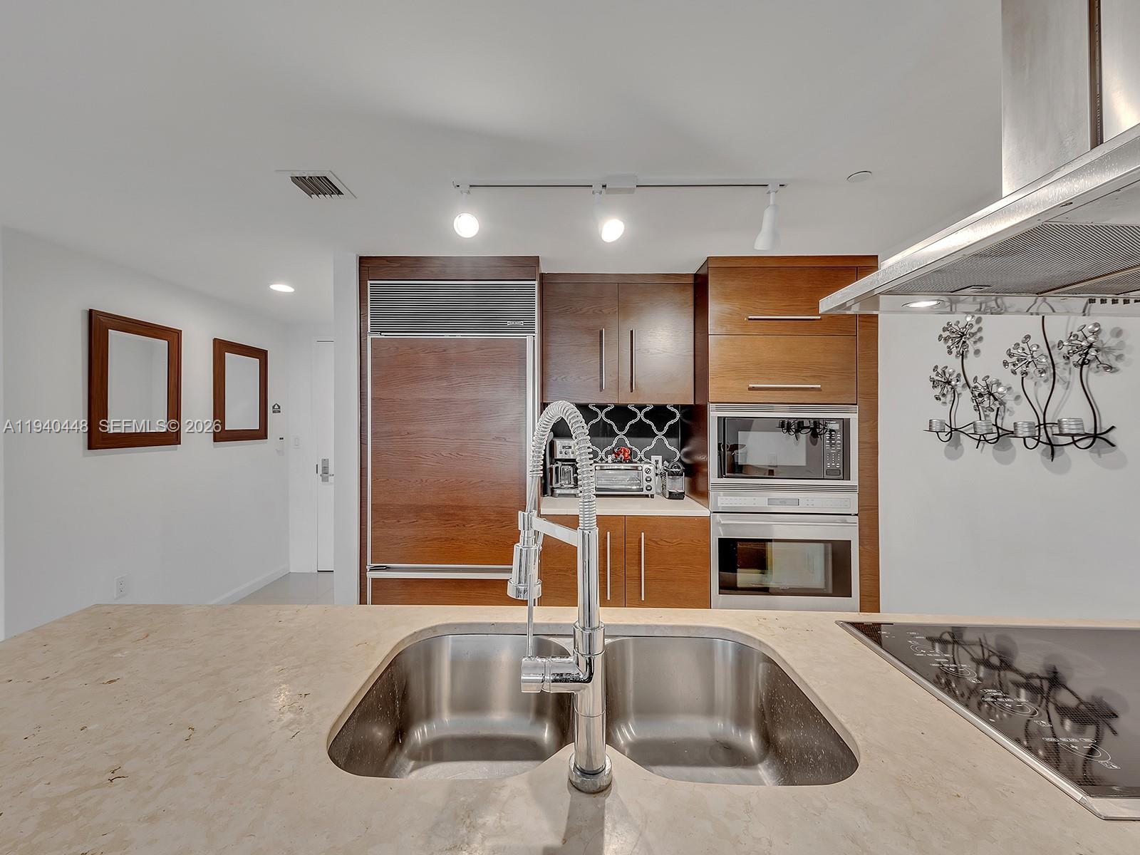 495 Brickell Avenue, Unit 1007 Miami, FL 33131 - Photo 8 of 36