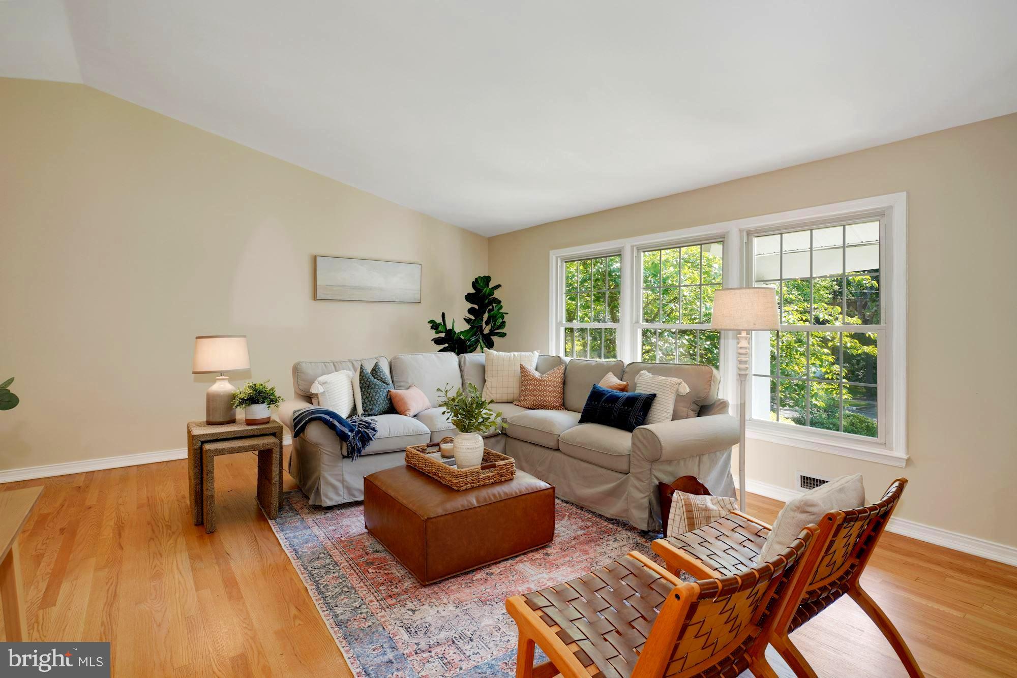 8703 Highgate Road Alexandria, VA 22308 - Photo 8 of 40 Vaulted ceiling in bright living room