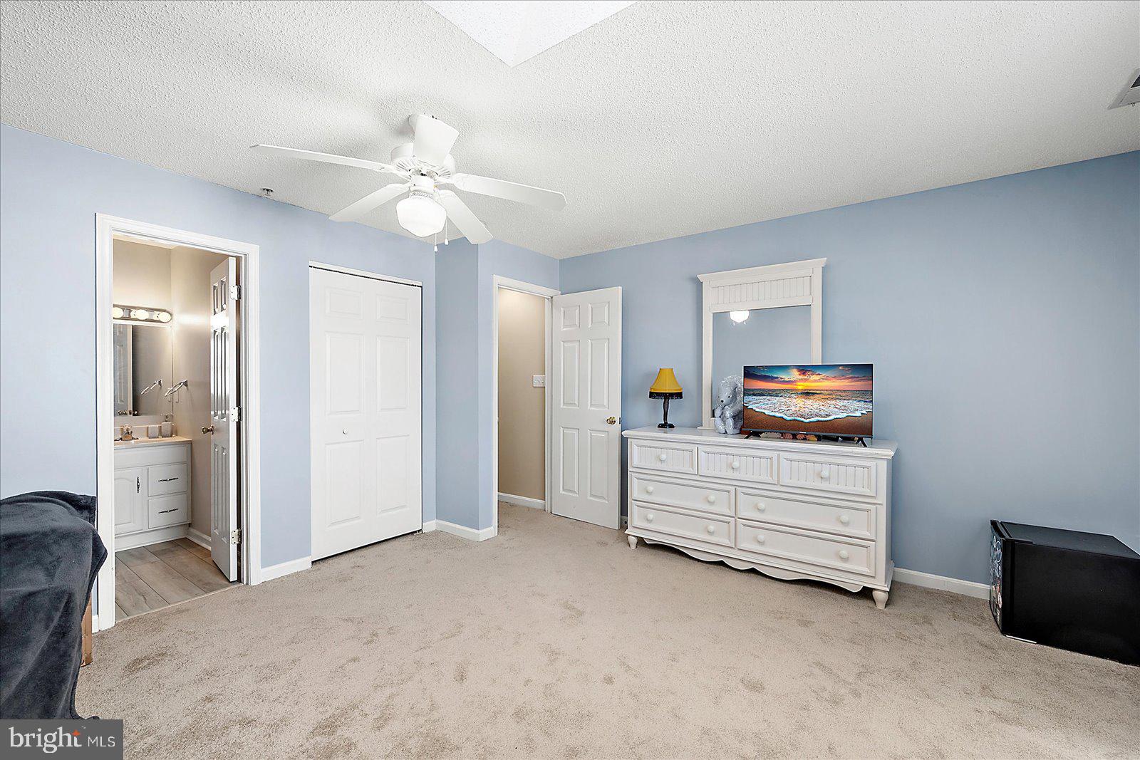 712 Bradley Road, Unit E Ocean City, MD 21842 - Photo 31 of 48 a view of living room and window