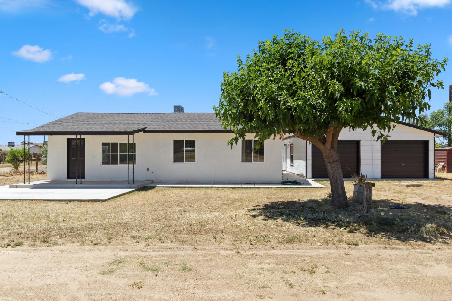 27747 Echo Road Madera, CA 93638 - Photo 2 of 38 a front view of a house with a yard