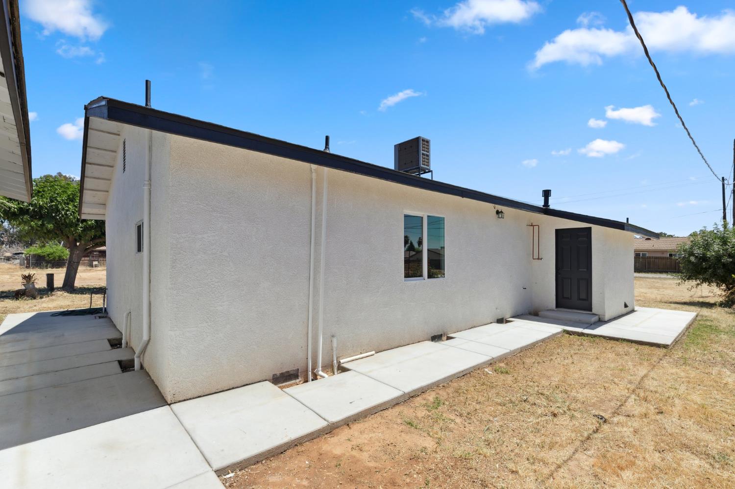 27747 Echo Road Madera, CA 93638 - Photo 23 of 38 a backyard of a house with wooden fence