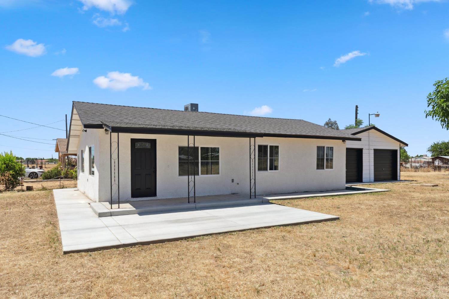 27747 Echo Road Madera, CA 93638 - Photo 3 of 38 a front view of house with yard