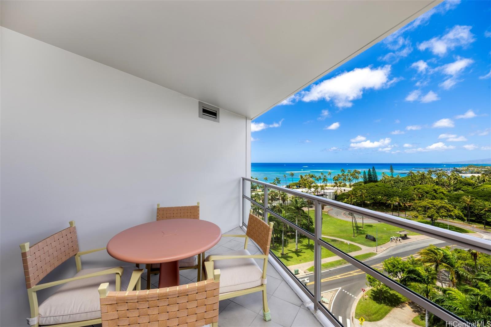 223 Saratoga Road, Unit 1215 Honolulu, HI 96815 - Photo 3 of 25 Gallery Image 3