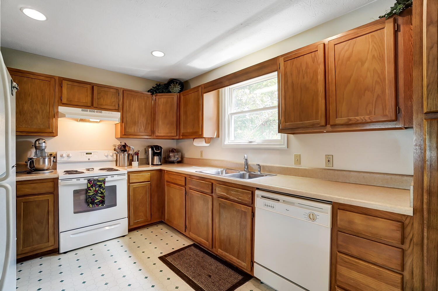 1516 Ridgeview Circle East Springfield, OH 45504 - Photo 9 of 24