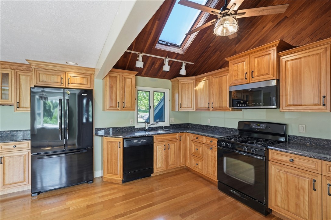 128 Grandview Avenue Lincoln, RI 02865 - Photo 5 of 48 Main Kitchen