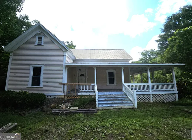 a view of a house with a yard