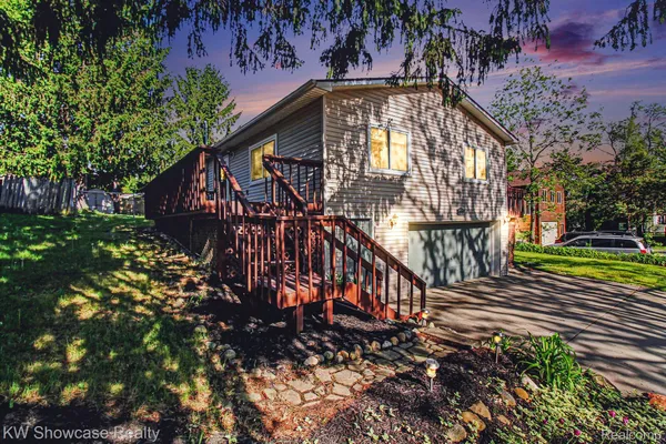 $279,900 | 2331 Lakeside, Highland, MI 48356