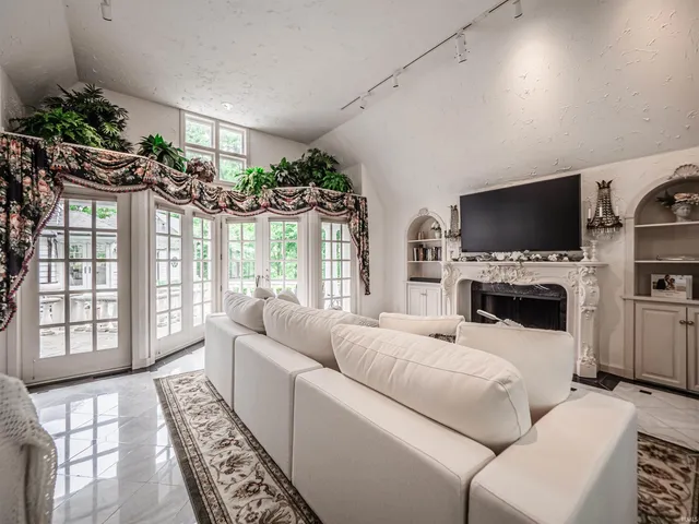 $1,250,000 | 703 Pfeiffer Road, Evansville, IN 47711