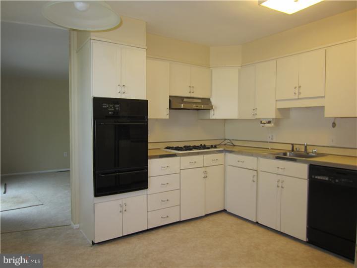 522 Ashbourne Road Cheltenham, PA 19012 - Photo 3 of 16 Kitchen