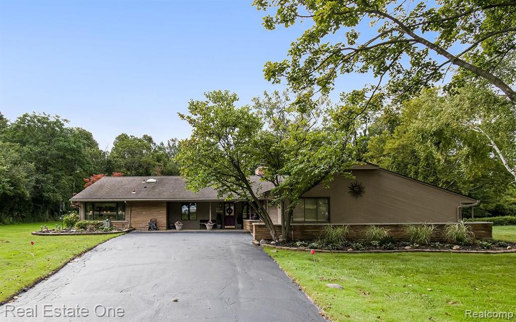 33821 Argonne Road Farmington Hills, MI 48335 - Photo 1 of 39
