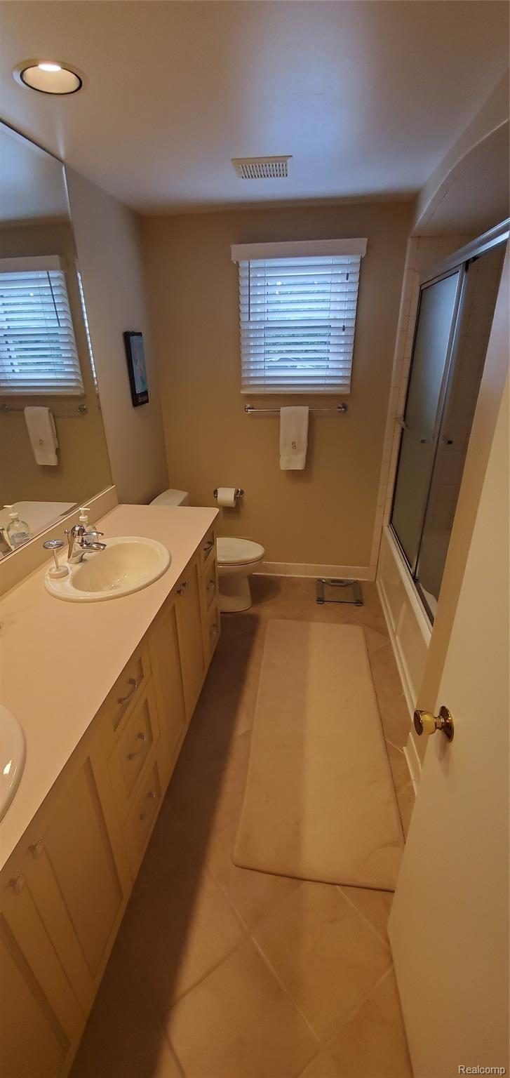 5318 Watergate Road West Bloomfield, MI 48323 - Photo 16 of 19 Watergate Hall Bath.jpg