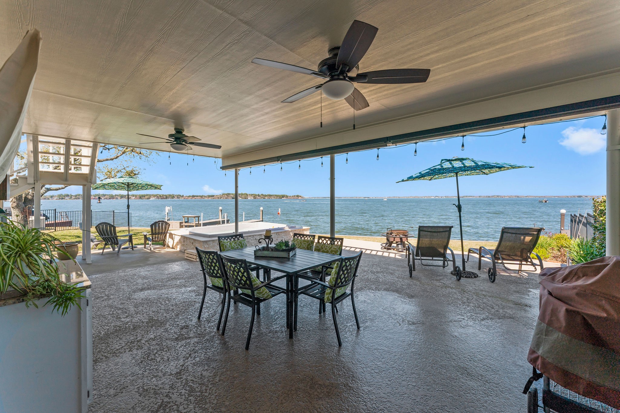 69 Lakeview Village Conroe, TX 77356 - Photo 46 of 50 a dining room with furniture and window