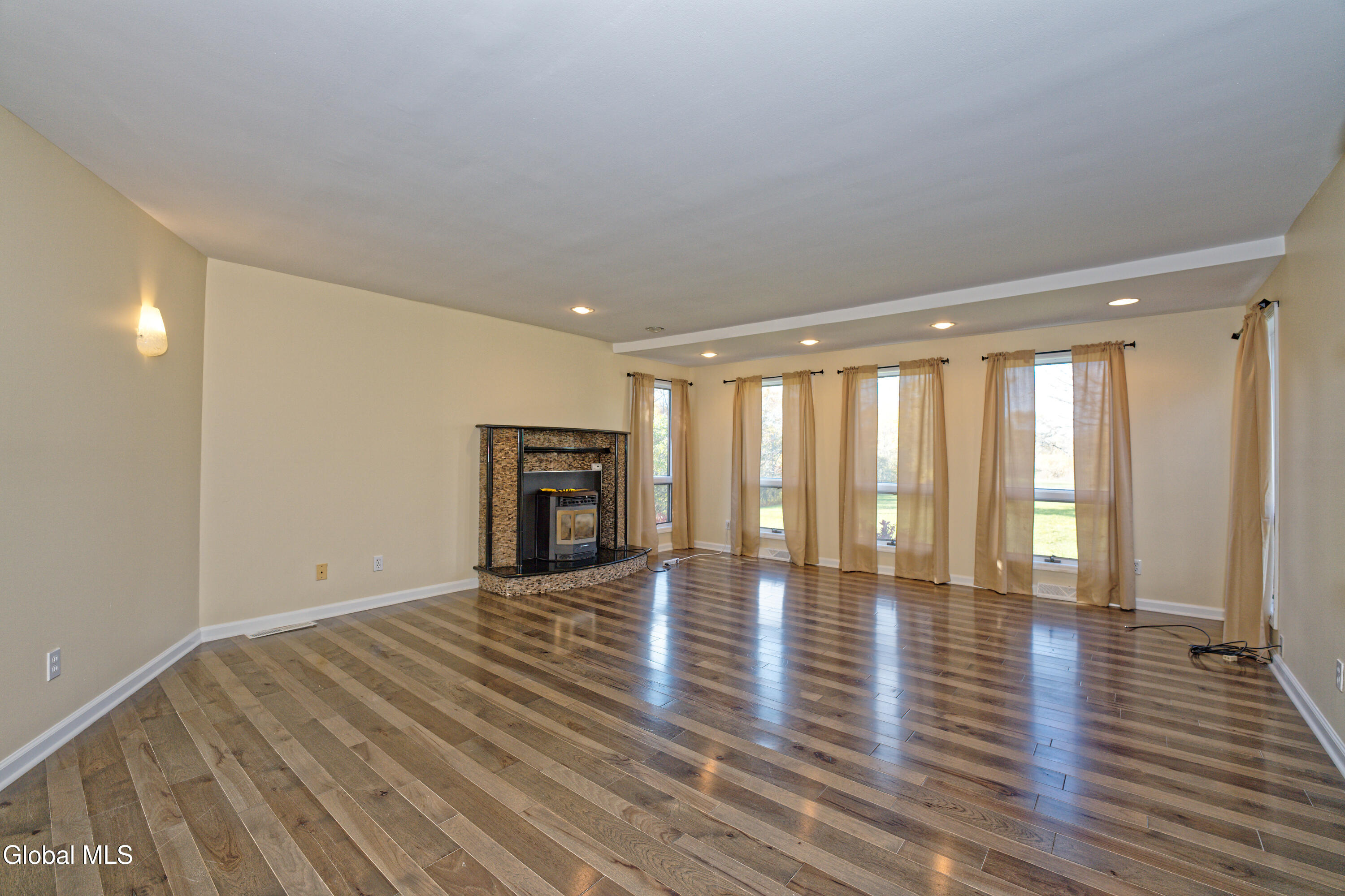 1243 Waters Road Glenville, NY 12302 - Photo 9 of 71 2 Livingroom 2