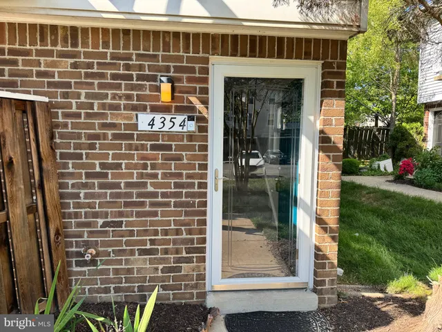 $2,700 | 4354 Pembrook Village Drive, Unit 63, Alexandria, VA 22309