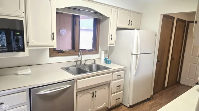 $185,000 | 606 South Buckingham Court, Unit 8B, Anderson, IN 46013