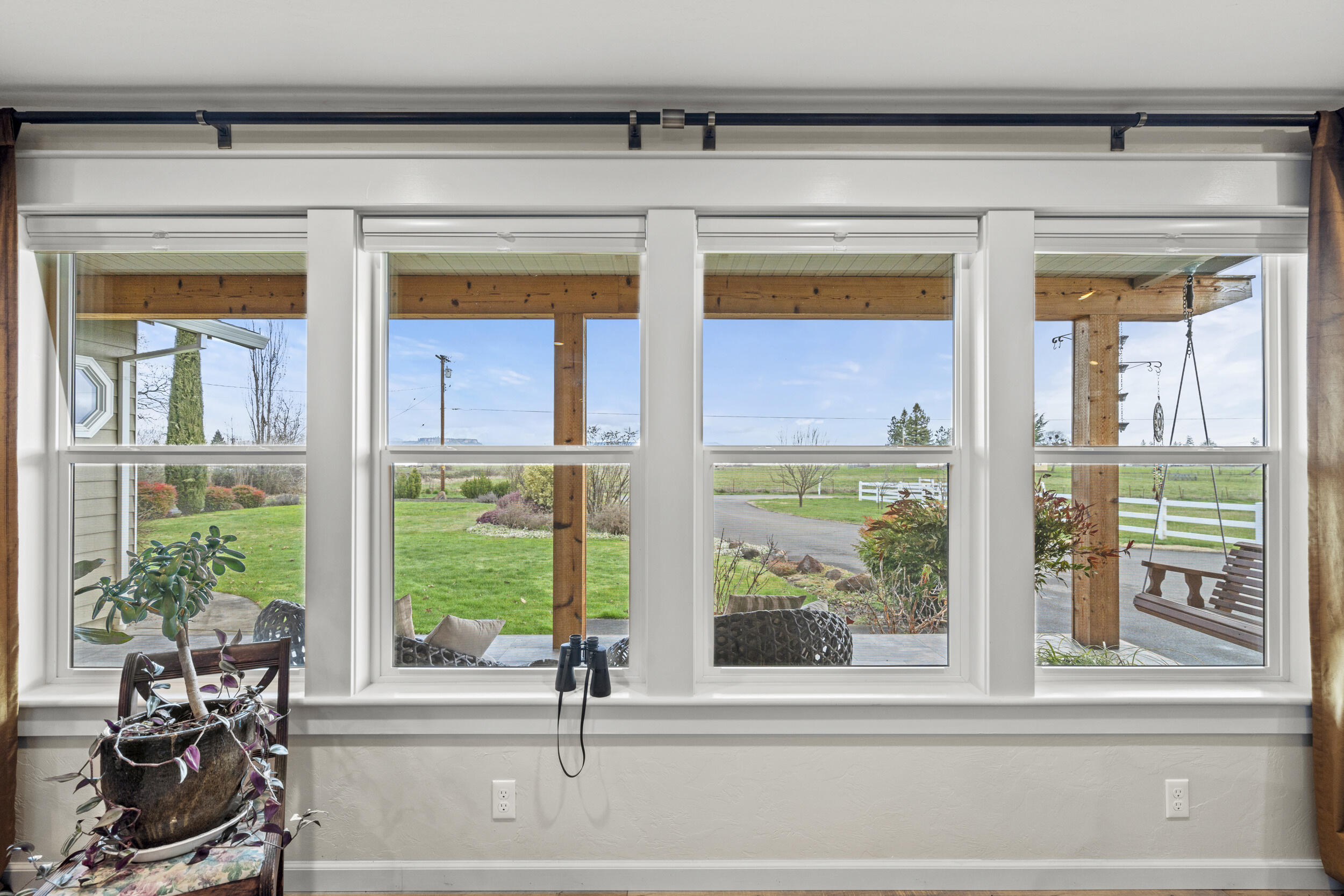 2911 Heritage Road Central Point, OR 97502 - Photo 5 of 59 6_2911 heritage road - 04