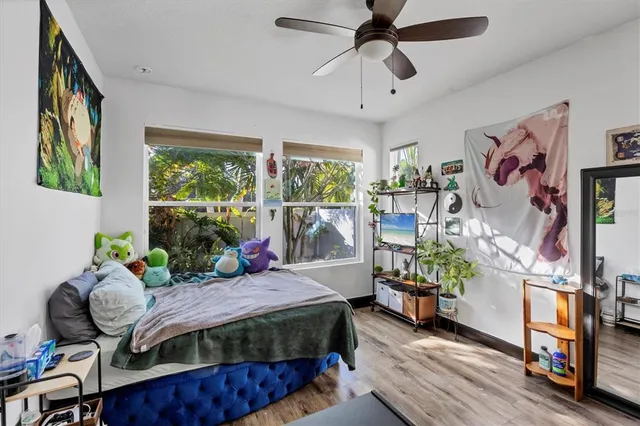 a view of a livingroom with furniture and a ceiling fan