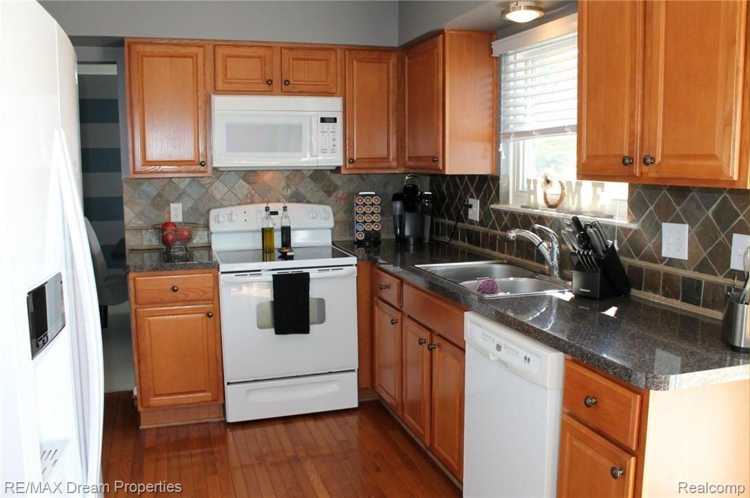 45255 Prestbury Road Canton, MI 48187 - Photo 10 of 26 IMG_4618.JPG