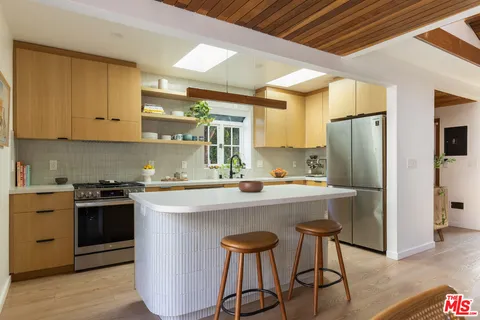 $1,348,000 | 5850 Vesper Avenue, Van Nuys, CA 91411