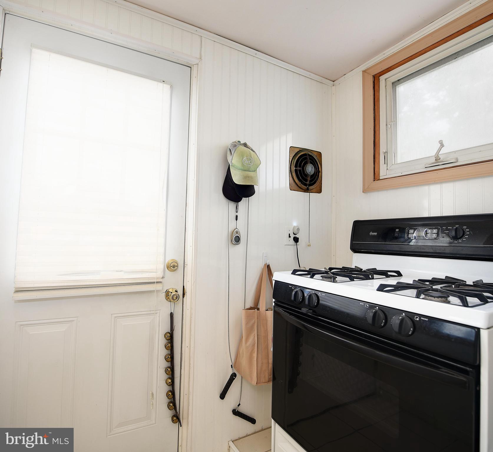 13 Broadship Road Dundalk, MD 21222 - Photo 13 of 28 Stove with rear entrance