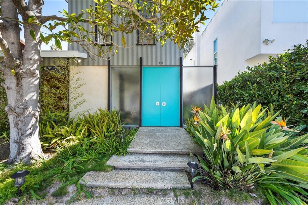 a view of a entrance of the house