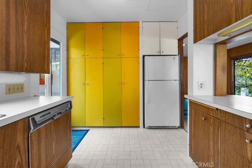 418 Sycamore Road Santa Monica, CA 90402 - Photo 17 of 43 a view of a kitchen with appliances and cabinets