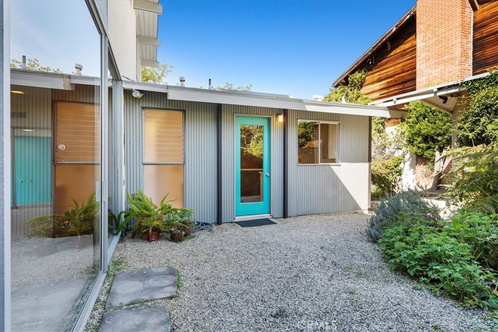 418 Sycamore Road Santa Monica, CA 90402 - Photo 19 of 43 a view of a house with a backyard