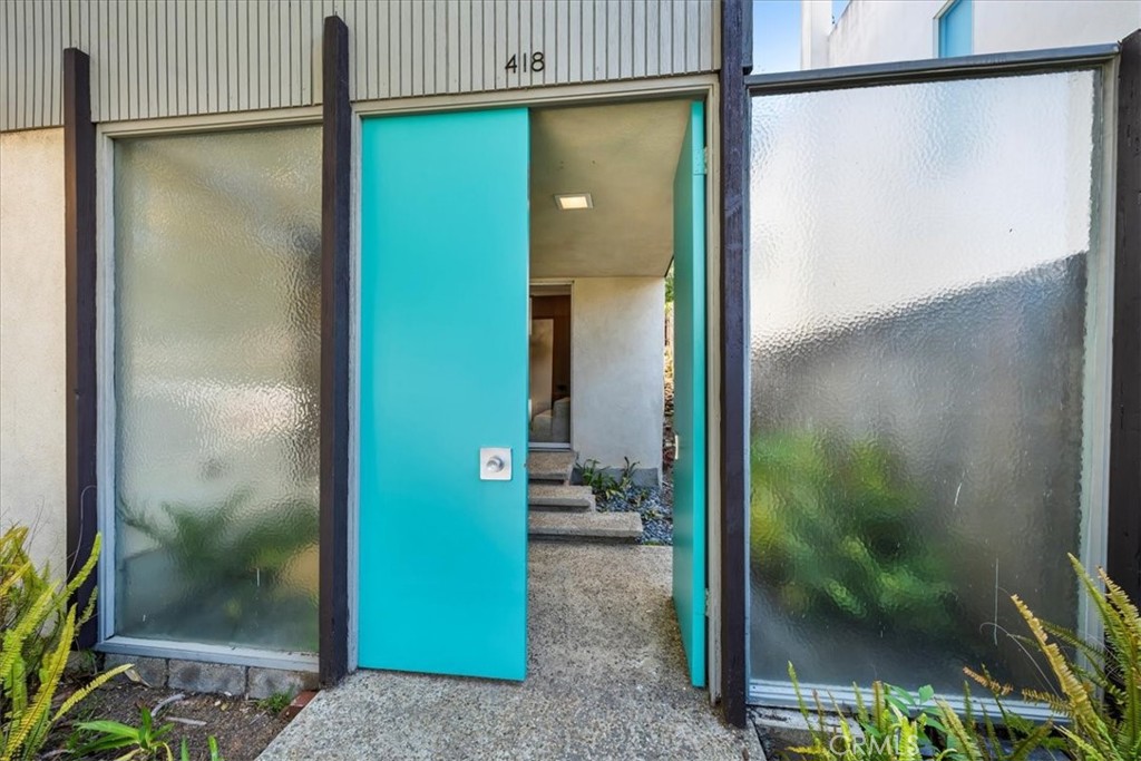 418 Sycamore Road Santa Monica, CA 90402 - Photo 2 of 43 a view of a bathroom